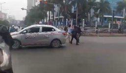 Tài xế taxi một mình 'chọi' 3 thanh niên hổ báo